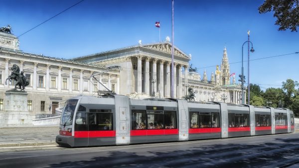 Beč javni saobraćaj - tramvaj na ulici